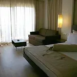 Olira Boutique Hotel&spa מלון 3*